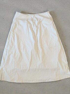 VIDDIA White Modest Below the Knee Active Skort Size Small